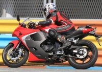 ÎœÎµ Î½Î­Î¿ Ï†Î­ÏÎ¹Î½Î³Îº Ï€Î±ÏÎ¿Ï…ÏƒÎ¹Î¬ÏƒÏ„Î·ÎºÎµ Ï„Î¿ Hyosung GT250R ÏƒÏ„Î·Î½ Î™Î½Î´Î¯Î±.