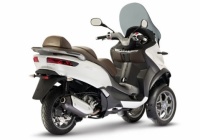 Î¤Î¿ Î½Î­Î¿ Piaggio Mp3 (Ï„ÏŒÏƒÎ¿ ÏƒÏ„Î± 300 ÏŒÏƒÎ¿ ÎºÎ±Î¹ ÏƒÏ„Î± 500Îº.ÎµÎº.) ÎµÎ¯Î½Î±Î¹ Ï„Î¿ Ï€ÏÏŽÏ„Î¿ Ï„ÏÎ¯Ï„ÏÎ¿Ï‡Î¿ ÏƒÎºÎ¿ÏÏ„ÎµÏ Ï€Î¿Ï… Î´Î¹Î±Ï„Î¯Î¸ÎµÏ„Î±Î¹ Î¼Îµ ÏƒÏ…ÏƒÏ„Î®Î¼Î±Ï„Î± ABS ÎºÎ±Î¹ ASR!