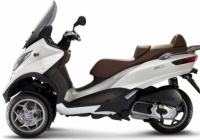 Î¤Î¿ Piaggio Mp3 ÎµÎ¯Î½Î±Î¹ Î´Î¹Î±Î¸Î­ÏƒÎ¹Î¼Î¿ ÏƒÏ„Î¹Ï‚ ÎµÎºÎ´ÏŒÏƒÎµÎ¹Ï‚ Business ÎºÎ±Î¹ Sport, Î¼Îµ Î´Î¹Î±Ï†Î¿ÏÎ­Ï‚ ÏƒÎµ ÏŒ,Ï„Î¹ Î±Ï†Î¿ÏÎ¬ Ï„Î¿Î½ ÎµÎ¾Î¿Ï€Î»Î¹ÏƒÎ¼ÏŒ ÎºÎ±Î¹ Ï„Î·Î½ Î³ÎºÎ¬Î¼Î± Ï‡ÏÏ‰Î¼Î¬Ï„Ï‰Î½.